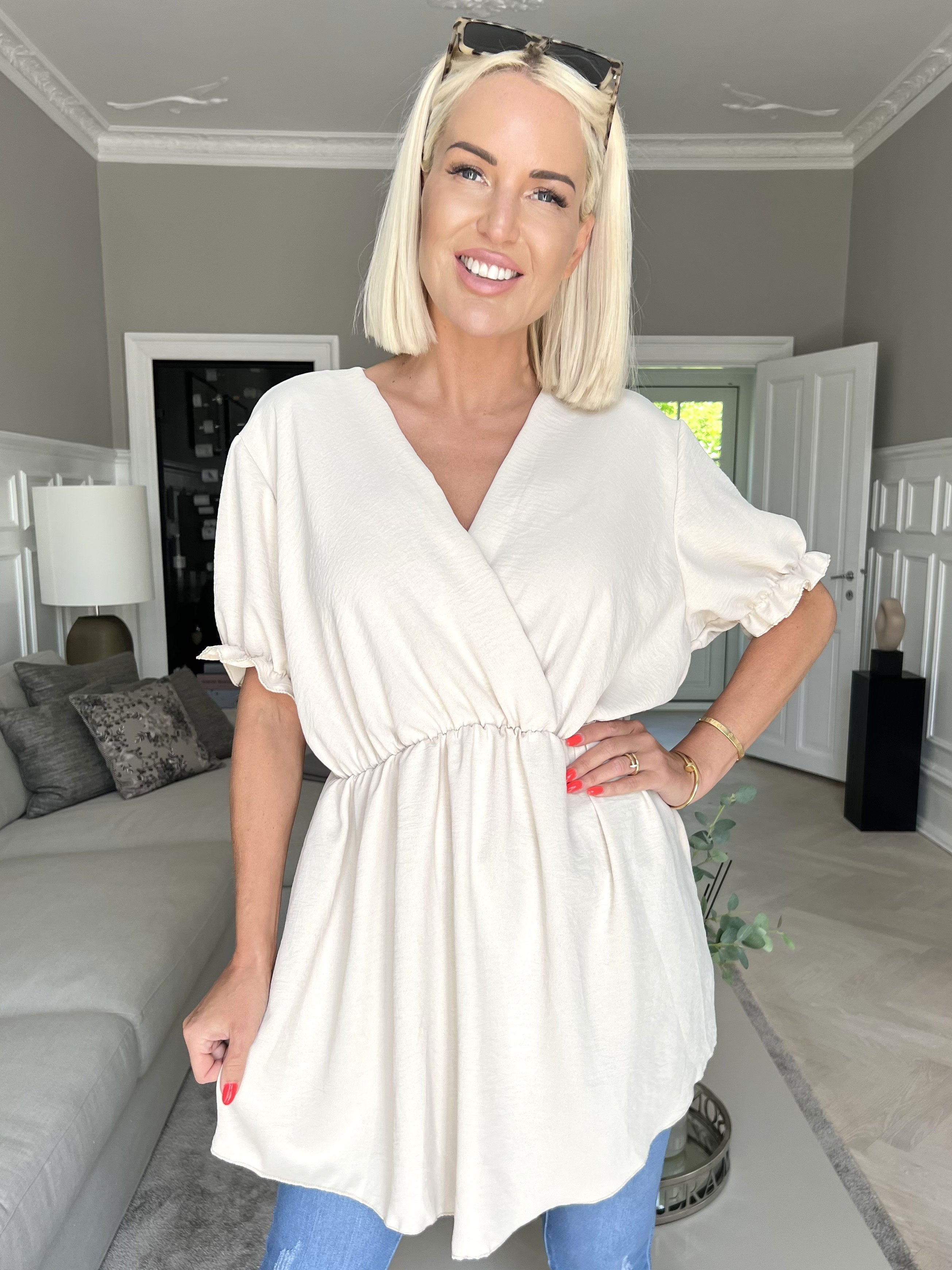 Yda Plain Short Sleeve - Sød bluse med elastik i taljen